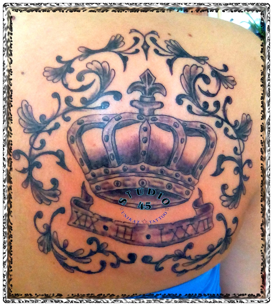 Barock Krone Schulter Tattoo Black and Grey Recklinghausen STUDIO 45